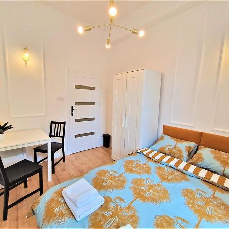 J&W Apartments Swietojanska Rooms Варшава Экстерьер фото