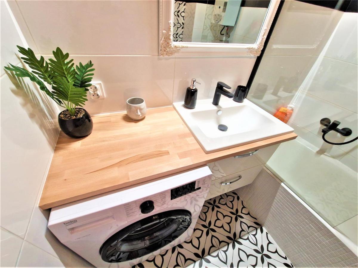 J&W Apartments Swietojanska Rooms Варшава Экстерьер фото