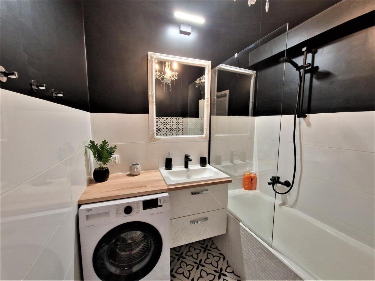 J&W Apartments Swietojanska Rooms Варшава Экстерьер фото